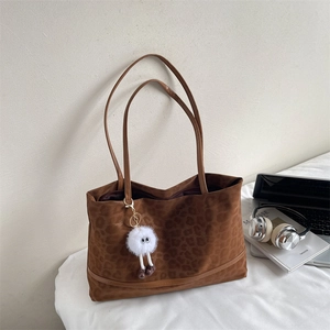 Retro leopard print tote bag with fuzzy charm and slim straps for autumn fashion