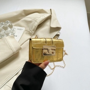Mini borsa a tracolla dorata con stampa coccodrillo, catena e chiusura a scatto