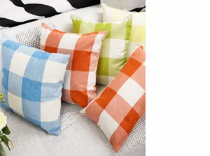 Texture détaillée de housses de coussin à carreaux en coton bleu, orange et vert vif