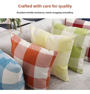 Détail des housses de coussin à carreaux avec tissu infroissable et motifs durables