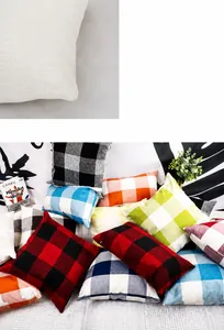 Détails des bords cousus main avec précision sur des housses de coussin à carreaux