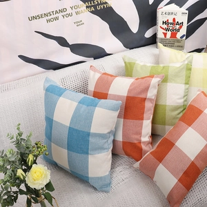 Karo-Kissenbezüge im nordischen Stil in Blau, Rot, Grün und Gelb für das heimische Sofa