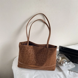 Women Large Capacity Leopard Print Tote Bag Urban Minimalist Nylon Shoulder Bag With Plush Monster Charm Coffee Brown