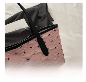 Sac fourre-tout rose à pois avec nœuds noirs et détails en tissu texturé