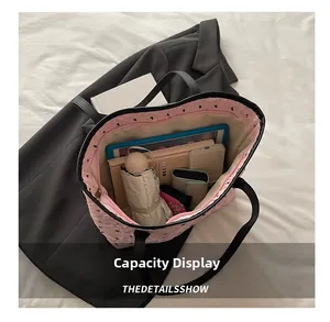 Sac fourre-tout rose à pois montrant une grande capacité pour tablette et effets