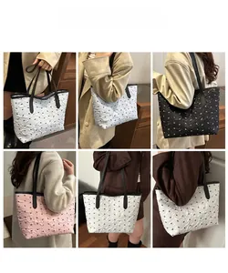 Collage de sacs cabas matelassés à motifs nœuds en noir, blanc et rose portés par mannequin