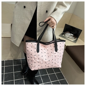 Détail du sac cabas rose à pois avec texture nœud 3D et lanières en cuir