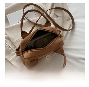 Innenansicht der braunen Wildleder-Zylindertasche mit Platz für Handy und Portemonnaie