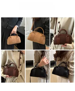 Drei Bowling-Taschen aus Wildleder in Khaki, Braun und Schwarz in verschiedenen Stilen