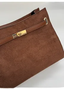 Détail du sac cabas en daim marron avec lanière en cuir et fermoir doré rotatif