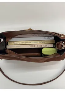 Vue intérieure du grand sac cabas en daim marron montrant le rangement de livres et parapluie