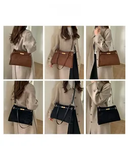 Détails du sac cabas en daim avec fermoir rotatif doré et sangle décorative