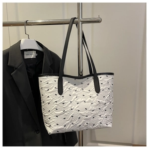 Détail du sac cabas blanc à texture gaufrée avec motif nœuds et anse contrastée