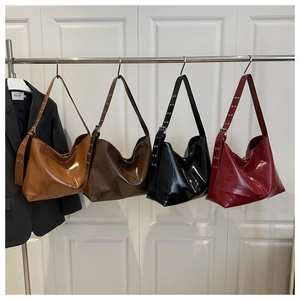 Dettaglio di quattro borse hobo in pelle verniciata in marrone, caffè, nero e rosso scuro