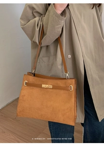 Sac fourre-tout en suédine marron avec fermoir rotatif doré et design rétro minimaliste