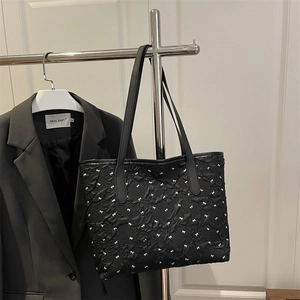 Sac fourre-tout noir avec motifs de nœuds blancs et tissu texturé pour le travail quotidien