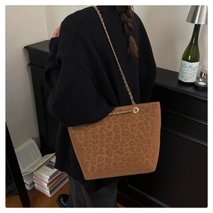 Sac fourre-tout à motif léopard marron avec chaîne dorée dans un décor vintage chic