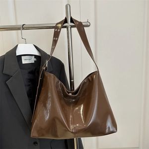 Borsa a Spalla da Donna in Pelle PU Lucida Grande Capacità Borsa Tote Sottobraccio Retro Con Occhielli In Metallo Tracolla Larga