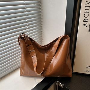 Borsa tote in pelle marrone lucida con tracolla a occhielli e grande capacità interna