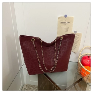 Vue détaillée du sac cabas bordeaux à imprimé léopard avec bandoulière chaîne dorée