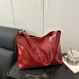 Borsa tote rossa in pelle verniciata lucida con tracolla con occhielli metallici