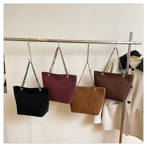 Détails de quatre sacs cabas en daim à motif léopard avec bandoulières à chaîne métallique