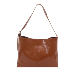 Borsa tote marrone lucida in ecopelle con tracolla regolabile su sfondo bianco neutro
