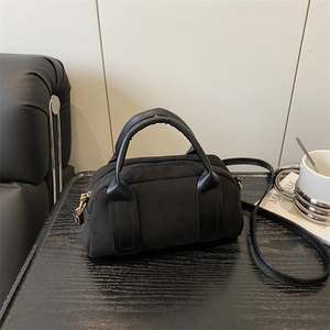 Schwarze Retro Wildleder Boston Handtasche mit Ledergriffen und goldenem Reißverschluss