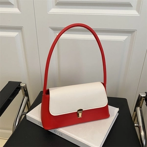 Sac sous le bras chic contrasté rouge et blanc avec boucle dorée et cuir lisse