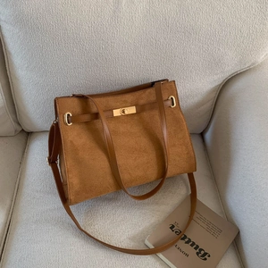 Sac fourre-tout vintage en daim marron avec fermoir doré et bandoulière en cuir