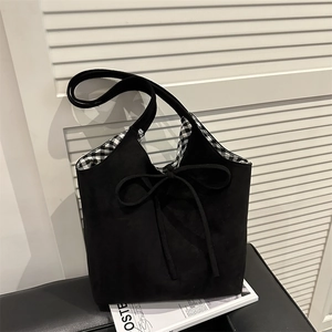 Retro black tote bag with bow detail and plaid lining, ideal for autumn commute