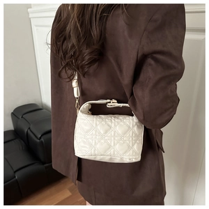 Detail van hartvormige stiksels op een luxe witte crossbody emmertas van imitatieleer