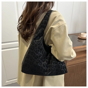 Detalle del bolso shopper con estampado de leopardo negro y tejido de textura suave