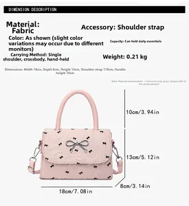 Sac bandoulière rose en tissu matelassé avec dimensions de 18cm de large et 13cm de haut