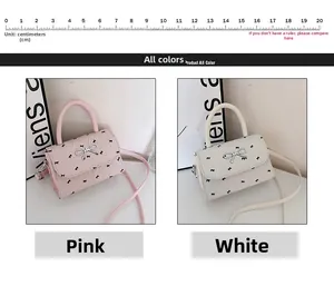 Vue détaillée de mini sacs rose et blanc avec imprimés nœuds et boucles en métal argenté