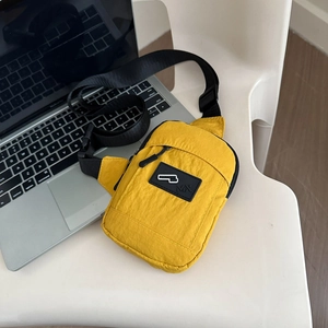 Sacoche bandoulière en nylon jaune avec sangle réglable et style décontracté
