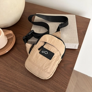 Petit sac de poitrine en nylon beige avec fermeture éclair noire et bandoulière réglable