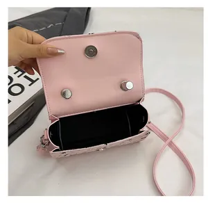 Détail de l'intérieur d'un sac à main rose avec fermeture magnétique et doublure