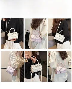 Vue détaillée de la boucle en nœud papillon et de la texture gaufrée du petit sac