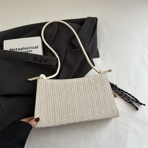 Bolso bajo el brazo beige tejido con correa anudada y textura chic de patrón V