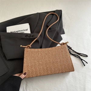 Bolso de hombro tejido marrón claro con correa de cuero y nudos elegantes