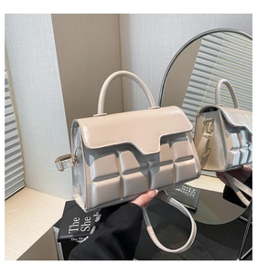 Dettaglio della borsa beige con motivo geometrico 3D a cioccolato e patta liscia