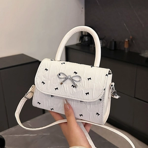 Mini sac à bandoulière blanc avec imprimé nœuds noirs et boucle en métal argenté