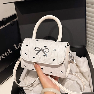 Sac à main blanc à nœuds avec imprimés cœurs et fermoir métallique dans son coffret