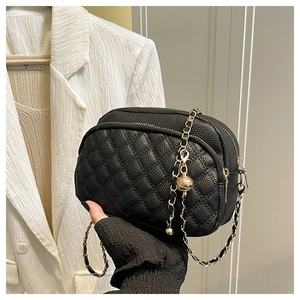 Vue détaillée du sac caméra noir matelassé avec chaîne tressée et double fermeture