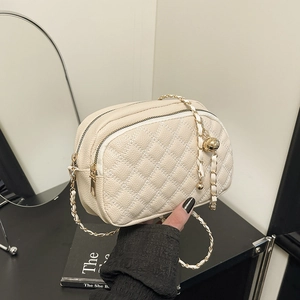 Sac bandoulière beige matelassé avec chaîne dorée et compartiments zippés