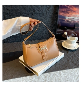 Detailansicht der karamellfarbenen Tasche mit glattem Leder und goldener Metallschnalle