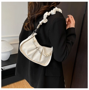 Détail du sac nuage crème avec bandoulière froncée et chaîne décorative en perles