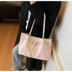 Détail du sac fourre-tout rose clair avec texture Saffiano et boucles de ceinture