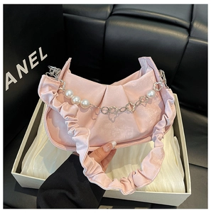 Détail du sac nuage plissé en satin rose avec chaîne décorative en perles et fleurs